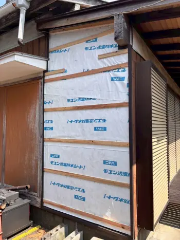新しい外壁の下地である胴縁の敷き込みを行った後、新しい外壁を張り込んでいきます。