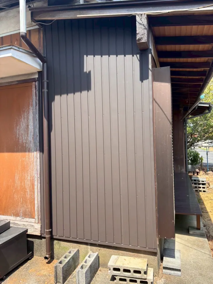 【伊豆の国市】穴が空いた築50年以上の外壁を必要な箇所だけカバー工法で補修、1日で施工完了