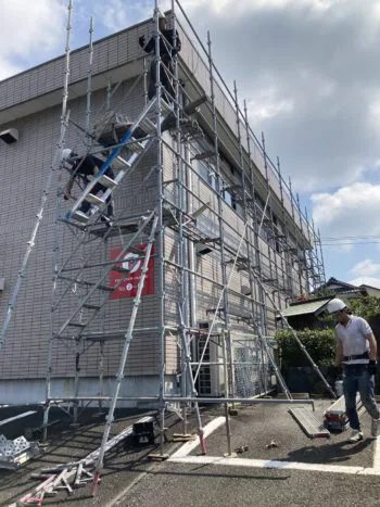 まずは足場を設置していきます。 事前に工事日程や、駐車場利用カ所の相談をした上で進めていきます。