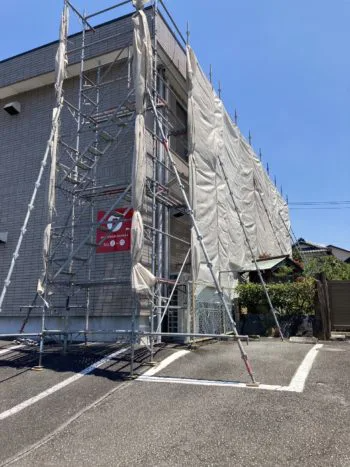 足場の設置が完了しました。 全面的に改修する訳ではないので、該当面のみの設置となります。 