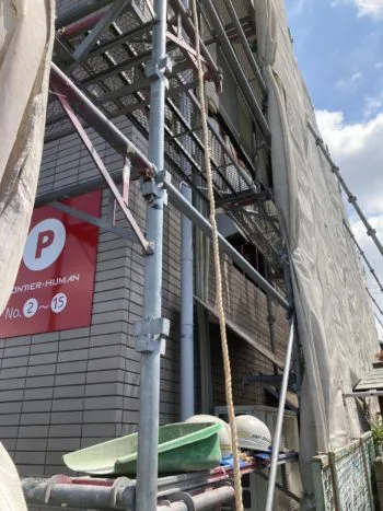 足場の設置が完了した後、既存の外壁を解体していきます。 外壁面のALCから全てはがし、やり替えていきます。