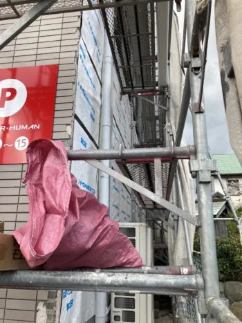 次に防水シートの貼り込みを行っていきます。 建物の外壁材の下にはこの防水シートが張られており、雨の侵入を防いでいきます。