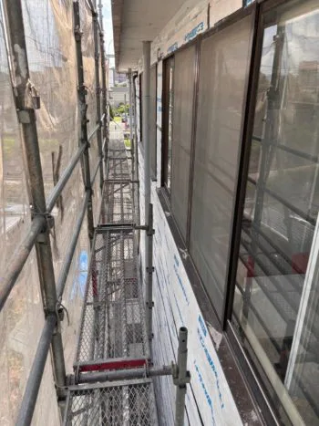 防水シートが張られていれば雨が降っても侵入を防いでくれます。 ゲリラ豪雨なども多いため、複数名で一気に貼り込んでいきます。