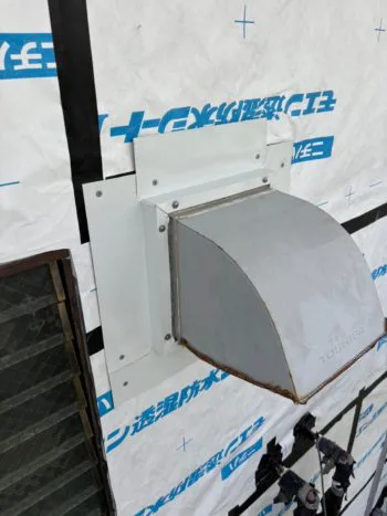 換気扇のカバーは取り外すことができないのと、防水シートのみの張り込みですと隙間から雨が侵入してしまう恐れがあります。 板金工事にて周囲を埋め、雨仕舞を行います。