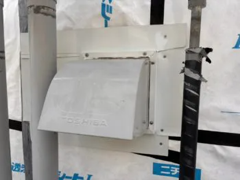 建物自体がテナントで面積も大きく、トイレや給湯室など複数個所に換気扇が設置されているため、一か所ずつ丁寧に対応していきます。 