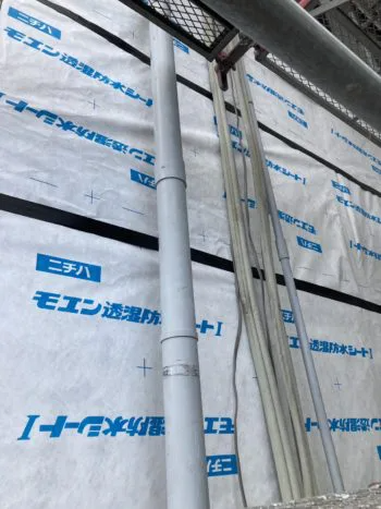 防水シート自体は、防水テープで通り水を侵入させないテープを用いて繋ぎこんでいきます。 次は外壁材を張っていく作業に移ります。 