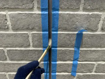 最後に、目地を埋めるコーキング工事を行います。窯業系サイディングは伸縮するため、隙間（目地）を埋める処理が必要です。