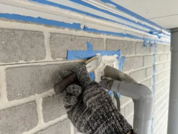 コーキングを充てんしたあと、専用のへらで丁寧に伸ばしていきます。周囲に付着すると簡単に落とせないため、この作業にも職人の技術が必要です。