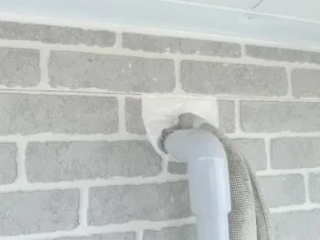 配管の穴まわりのコーキングを紹介します。乾燥前ですが、穴もしっかり埋まり、表面もきれいに仕上がっています。職人ならではの丁寧な施工です。