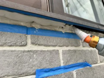 窓周りのコーキングが進めていきます。 先ほどの配管の穴同様、厚みがある部分のコーキングは非常に難しいので職人がていねいに行っていきます。