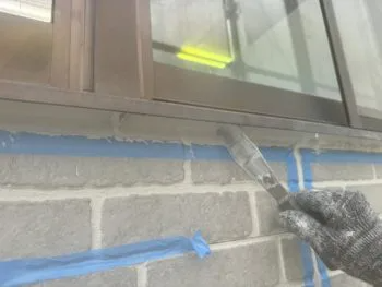 養生テープで外壁材を保護しつつ、コーキング材がはみ出さないようにしながら、職人の手作業で隙間なくきれいに仕上げていきます。