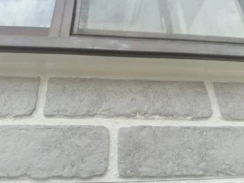 窓下部のコーキング打ちが完了しました。目に見えない部分ですが、こういった場所こそこだわってきれいに仕上げていきます。