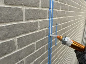 使用する目地材はオートンイクシードというもので、非常に伸縮性が高く、また高耐久のものとなります。目地が塗膜に保護されます。 