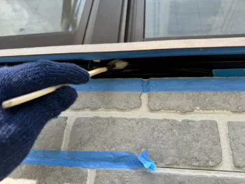 外壁材同士の隙間だけではなく、窓などの取り合いもどうしても隙間ができてしまうため、 オートンイクシードを充填することにより、雨の侵入が防げます。