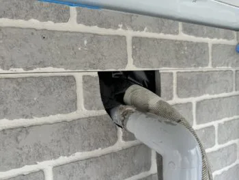 トイレの配管、エアコンの配管などは切り離すことができません。 大きめに穴を空けて外壁材を納めるので、配管周りに穴が空いてしまいます。