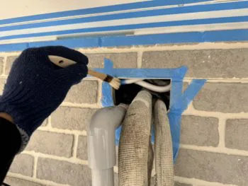 充填部分の周りにしっかりとマスキングテープで養生を行い、密着させるためのプライマーを塗り込み、丁寧に施工を行っていきます。