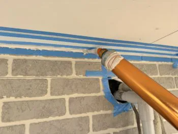 途中、外壁と軒天まわりにも隙間が見られたため、こちらもあわせてコーキングを行い、隙間をしっかりと埋めていきます。