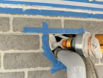 配管周りにコーキングを充填します。簡単そうに見えますが、材料の扱いや充填は難しく、乾燥にも時間がかかるため、丁寧な作業が求められます。