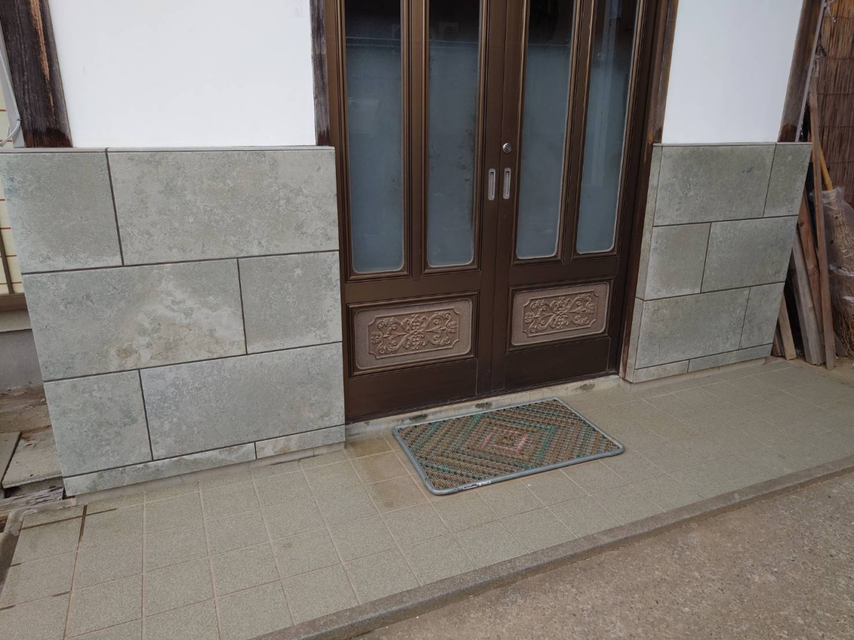 【伊豆の国市】破損した玄関壁を美しく再生したタイル補修事例