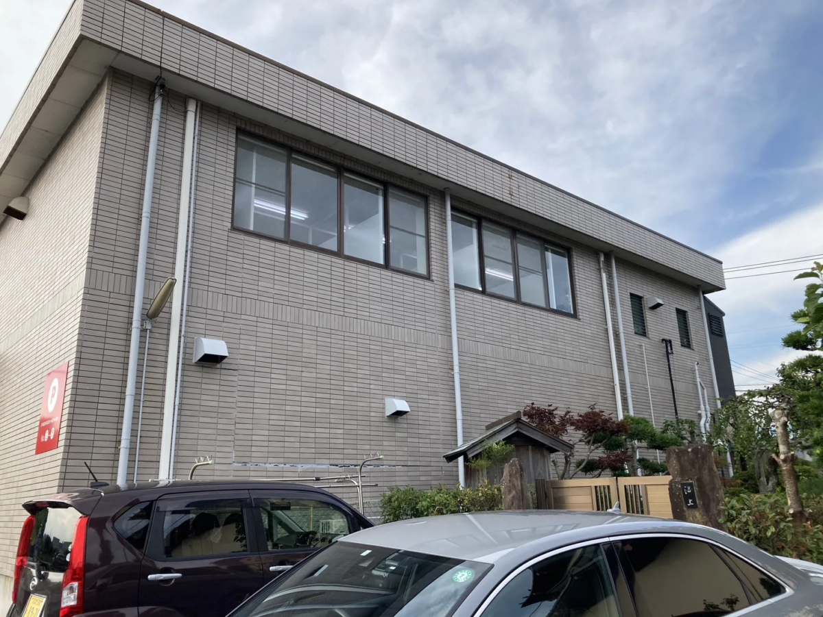 【三島市】崩れた外壁を一面貼替えで整えた外壁修繕事例