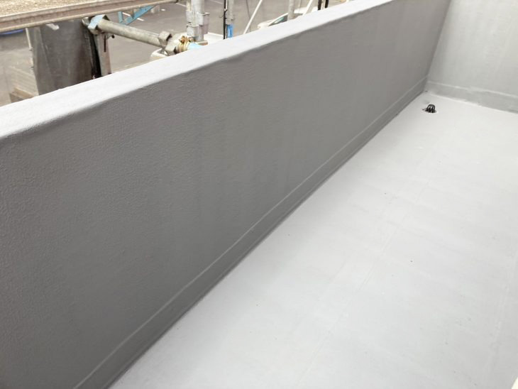 【伊豆の国市】塗膜膨れの原因を突き止め、ゴムシート防水で雨漏りを防ぐベランダ防水補修工事