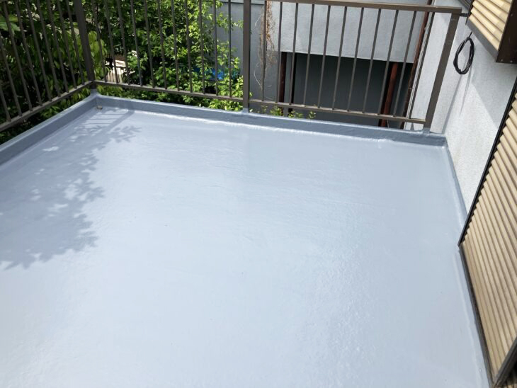 【三島市】築40年のベランダで太陽熱温水器撤去と補修を行い、雨漏りの心配を解消した防水工事