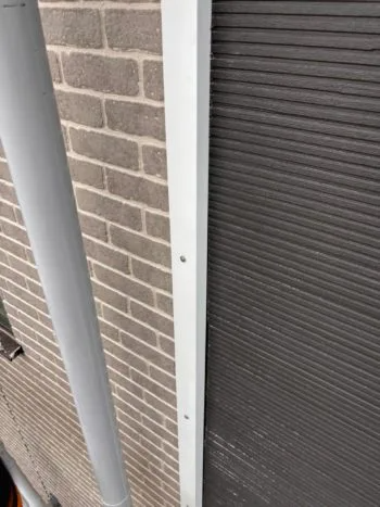 既存と同じ仕様にするとコストが上がってしまうため、厚みの違いによる段差は、化粧部材などを用いながら収めています。