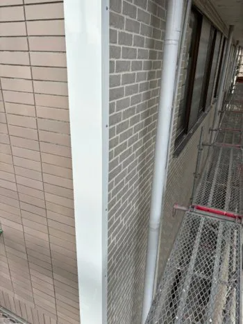 隣の面との取り合い部分ではタイルが剥がれてきていたため、コーナー専用部材を用いてきれいに整えて納めていきます。