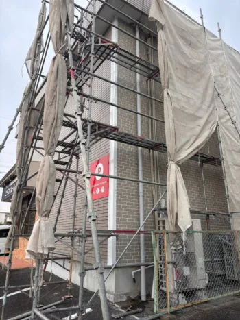 外壁の張り込みが完了しました。既存の外壁に似たものを選定したので、他の面との違和感があまりない仕上がりになりました。