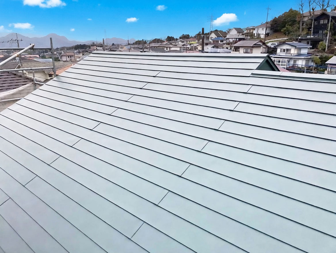 【三島市】築30年の屋根を屋根金属カバー工法で解体せずに雨漏りを解決、高耐久で新品のような屋根に