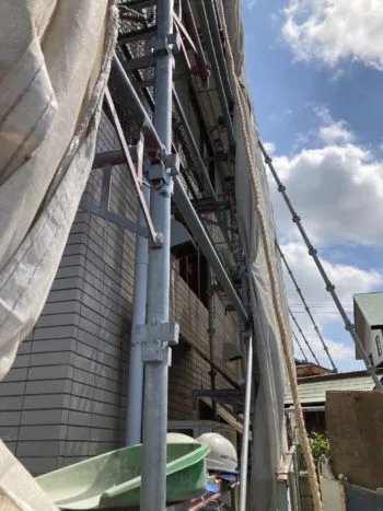 上部から解体を進めていきます。 2Fのオーナー様からのご理解をいただき、解体作業を進めていきます。