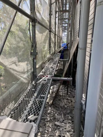 解体したALCやタイルは手で下におろすと大変手間がかかるので、どんどん下に落としていきます。