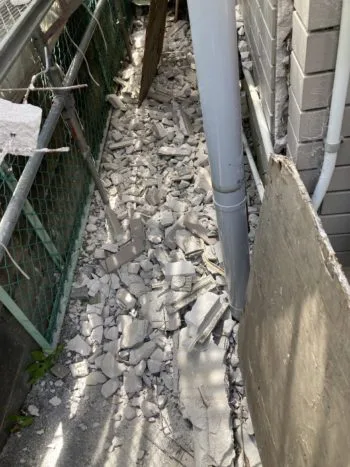 可能な限り解体を進めることを優先し、最後に地面に落ちた解体材を回収してトラックに積んでいきます。