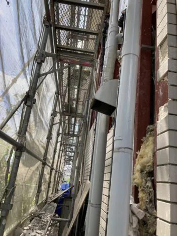 真夏のためエアコンは稼働したままとし、移動していない室外機は解体材による破損を防ぐため、板で養生してきます。