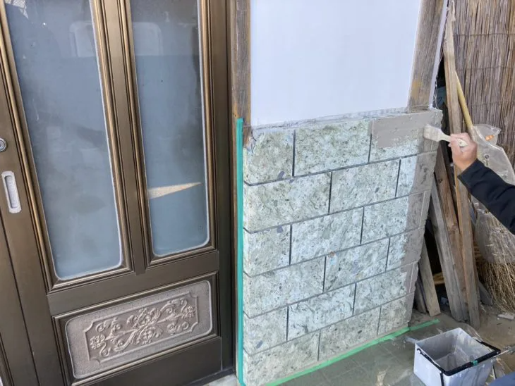 施工前のお写真です。まずは割れや欠けがある不要部分を撤去し下地を造る準備をします。