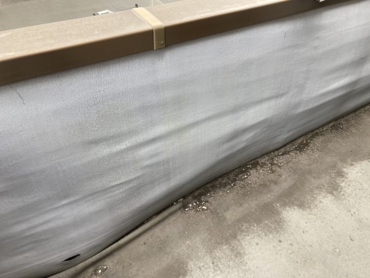 施工前のベランダです。内壁の防水が浮き上がりシワのようになっている状態です。