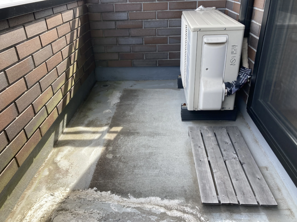 施工前のベランダです。床が防水機能を失っており、浸水している影響でコケができてしまい汚れてしまっている状態です。