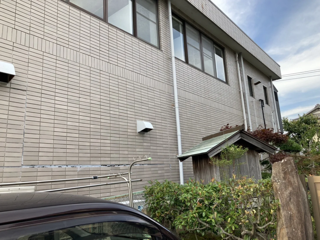 施工前のお写真です。壁が崩れてきており、コーキングを打って補修していましたが隙間が広がっている状態です。