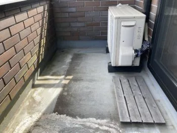 ポリエステル樹脂とトップコートで防水層を作り、雨漏り改善