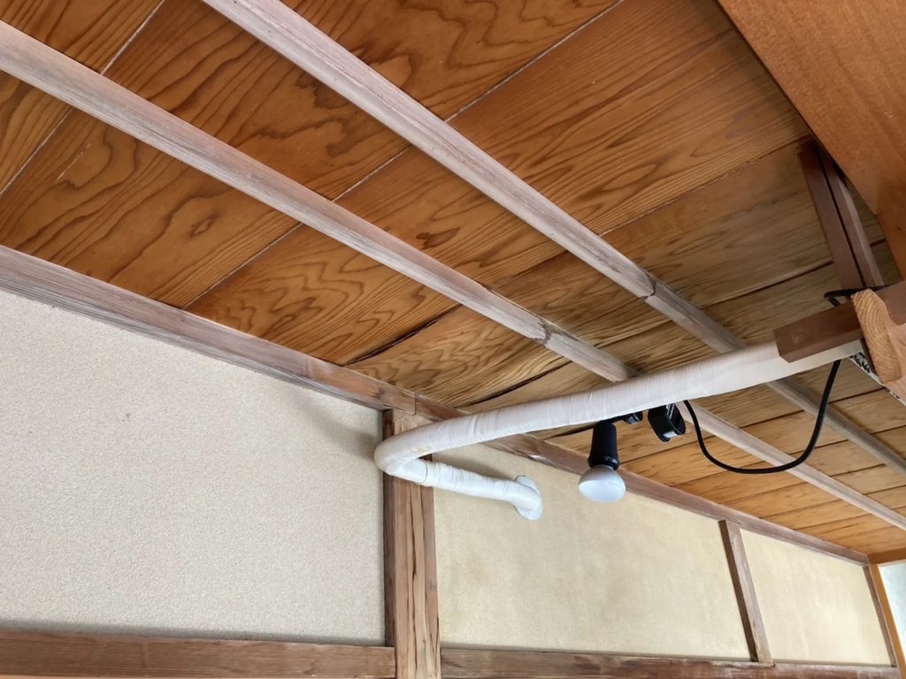 ボタボタと垂れてしまったとのことで、ひとまずは大きな水受けで受けてもらい、雨漏りの調査から入ります。 