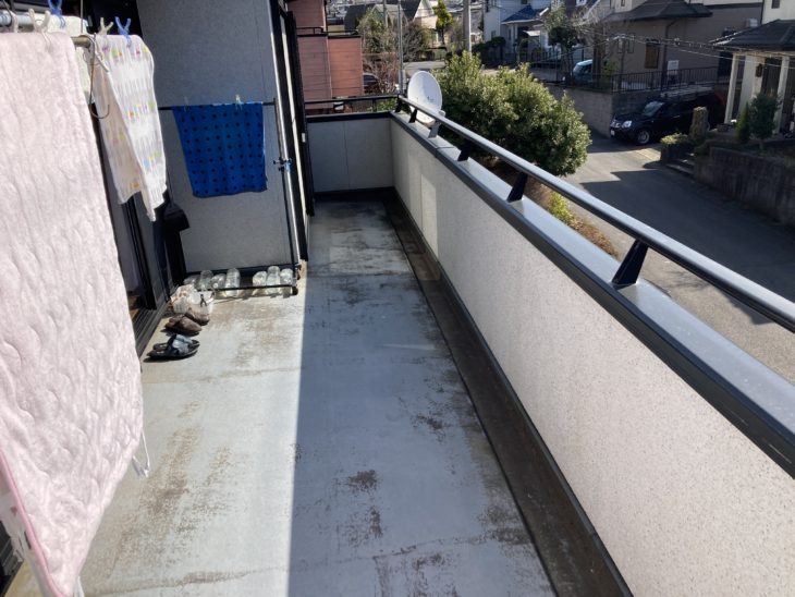 部分的に剥がれており、凹凸もできています。