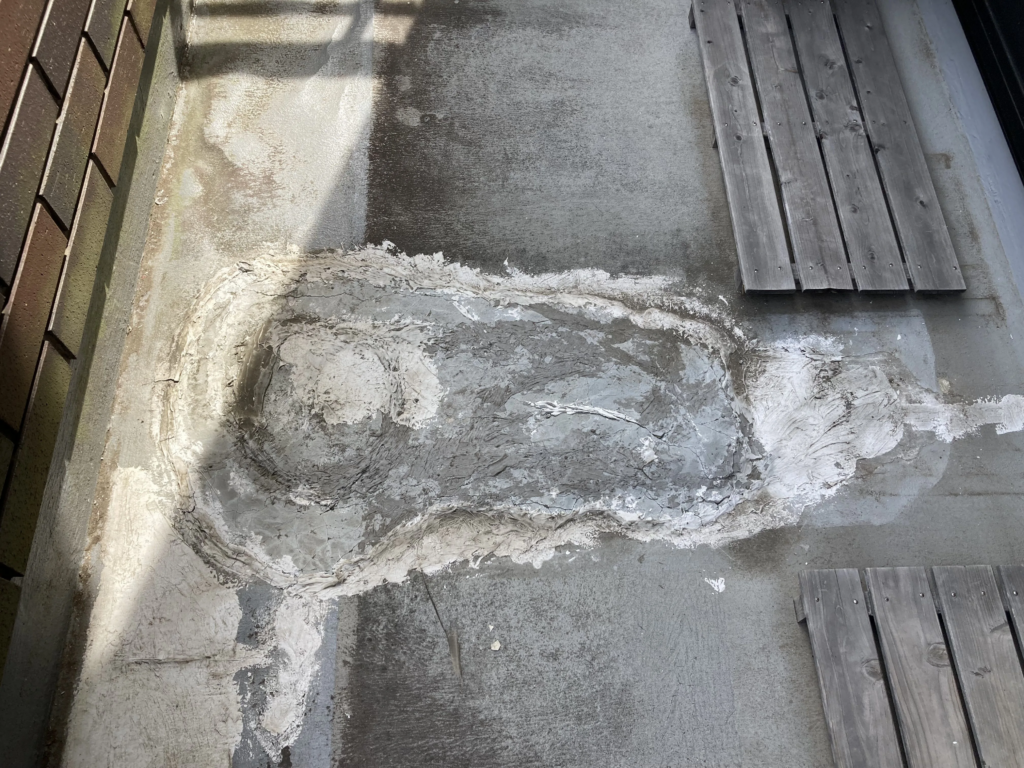 部分的には踏むとたわみがある状態でした。雨が降った際に雨漏りが起きていました。浸水による腐食が進んでいる状態です。