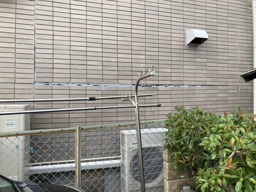 雨水が室内に入り込む可能性が非常に高く、また他の場所も崩れてきてしまう可能性がある為、張替えを行っていきます。