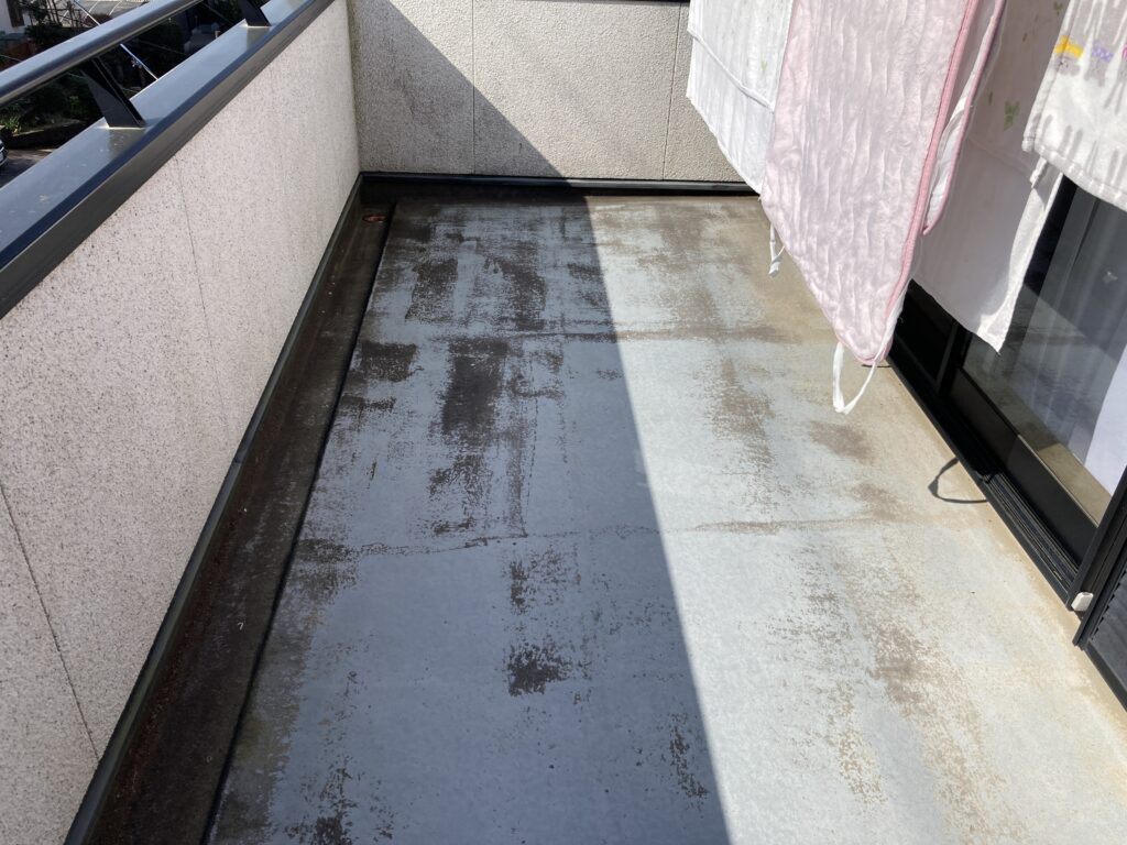 このまま放置しておくと劣化から雨漏りの心配もあります。