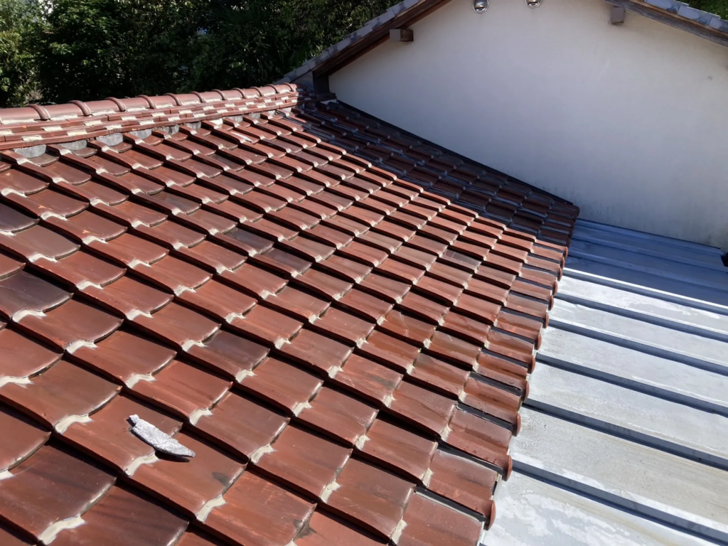 雨漏りの調査のため、瓦を剥がして原因を調査します。水を流し、雨を再現して調査を進めていきます。