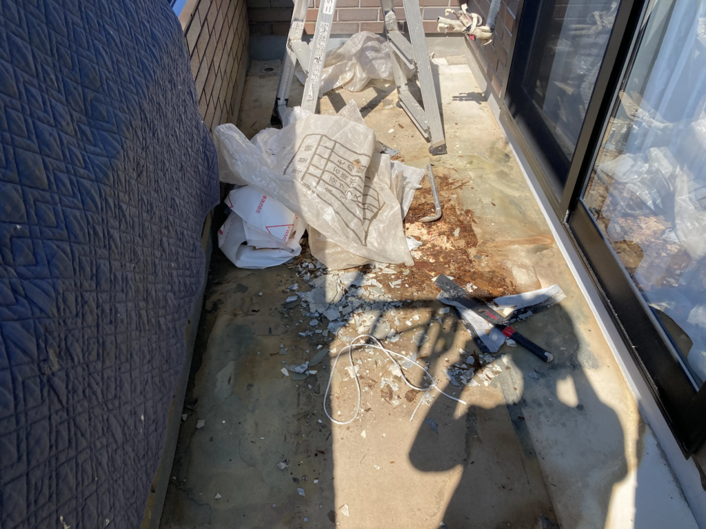 原因を調査するため、防水の撤去を行います。下地のべニヤ板を確認したところ、木下地まで腐食が進んでいる状態です。