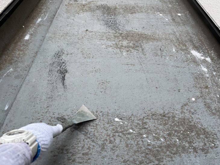 まずは、ベランダに塗料がしっかりと密着するよう、表面を研磨して凹凸を平らに整えます。