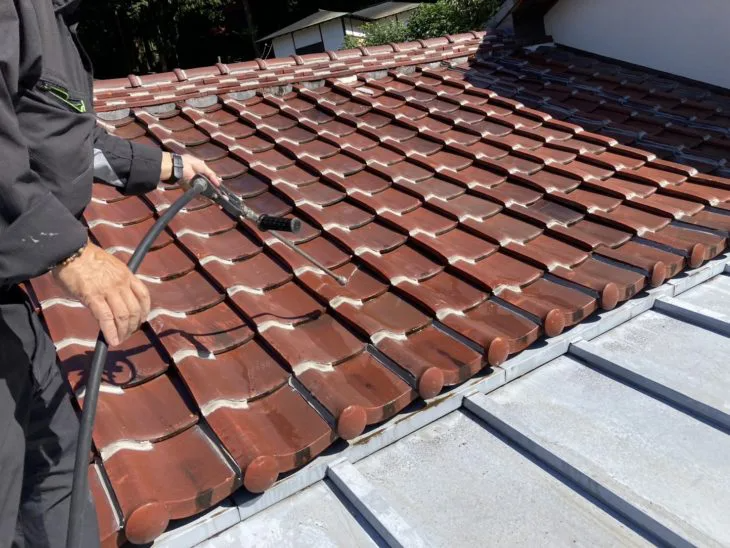 雨漏り調査では、ホースや洗浄機を用いて人工的に雨を再現し、実際に雨が降った時と同じ状況を作り出し調査します。