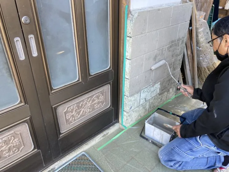 不要な部分の撤去が完了したらカチオンと言われる材料で下地造りを行っていきます。