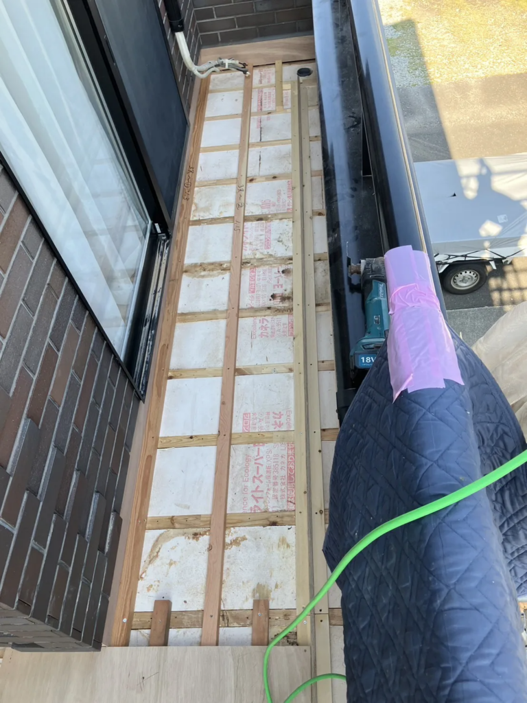 既存の床板を剥がしていきます。奥様にご相談のうえ追加で工事を行います。